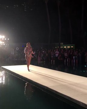 Le mannequin Mara Martin défile en allaitant son bébé