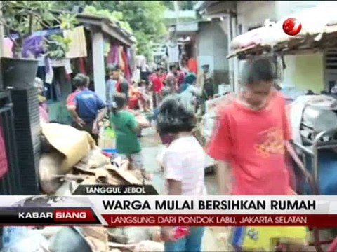 Warga Pondok Labu Bersihkan Lumpur Pasca Banjir