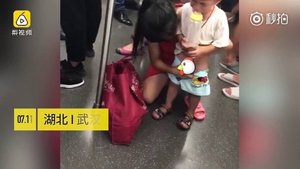 Çinli kadın Wuhan metrosu içinde oğlunu işetiyor