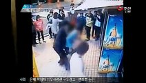 Sokakta genç sevgilisini döven yaşlı bir Koreli adam