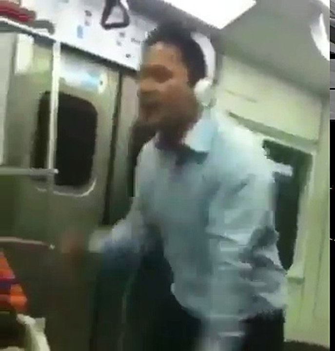 Koreli adam metrodaki genç kızları etkilemeye çalışıyor