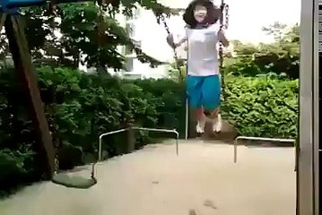 Sallanan Koreli kız salıncaktan böyle düştü