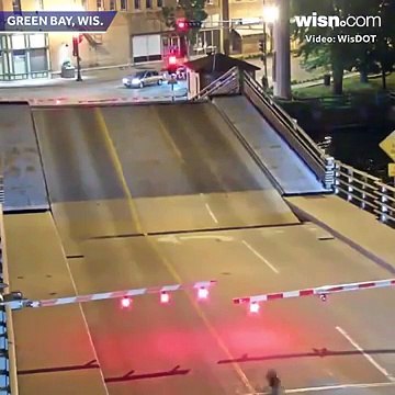 Un cycliste se fait avaler par un pont levant