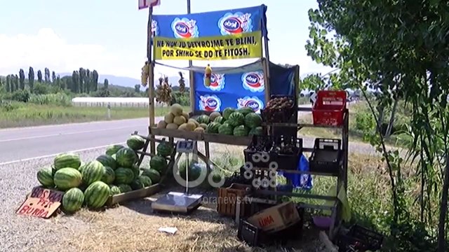 Ora News - Fermerët e Zadrimës pa treg, i shesin prodhimet në dy anët e superstradës