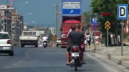 Alanya'da skandal görüntü: Bir koluyla bebeğini taşıdı diğeriyle motor sürdü