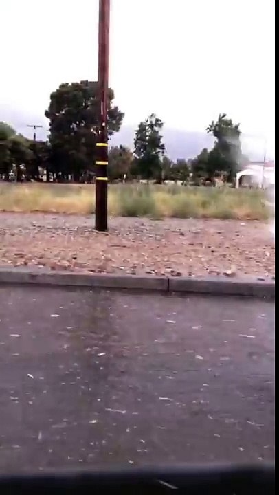 Il décide de baisser sa vitre pour filmer l'orage mais va vite le regretter !