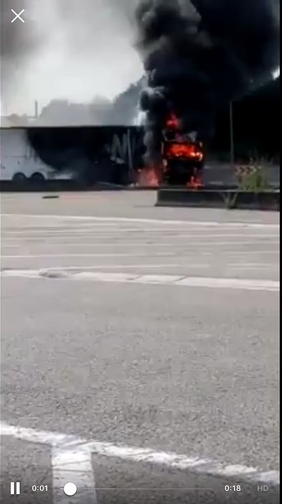 Un camion de chez Action en feu sur l’autoroute: l’E25 fermée à hauteur de Visé