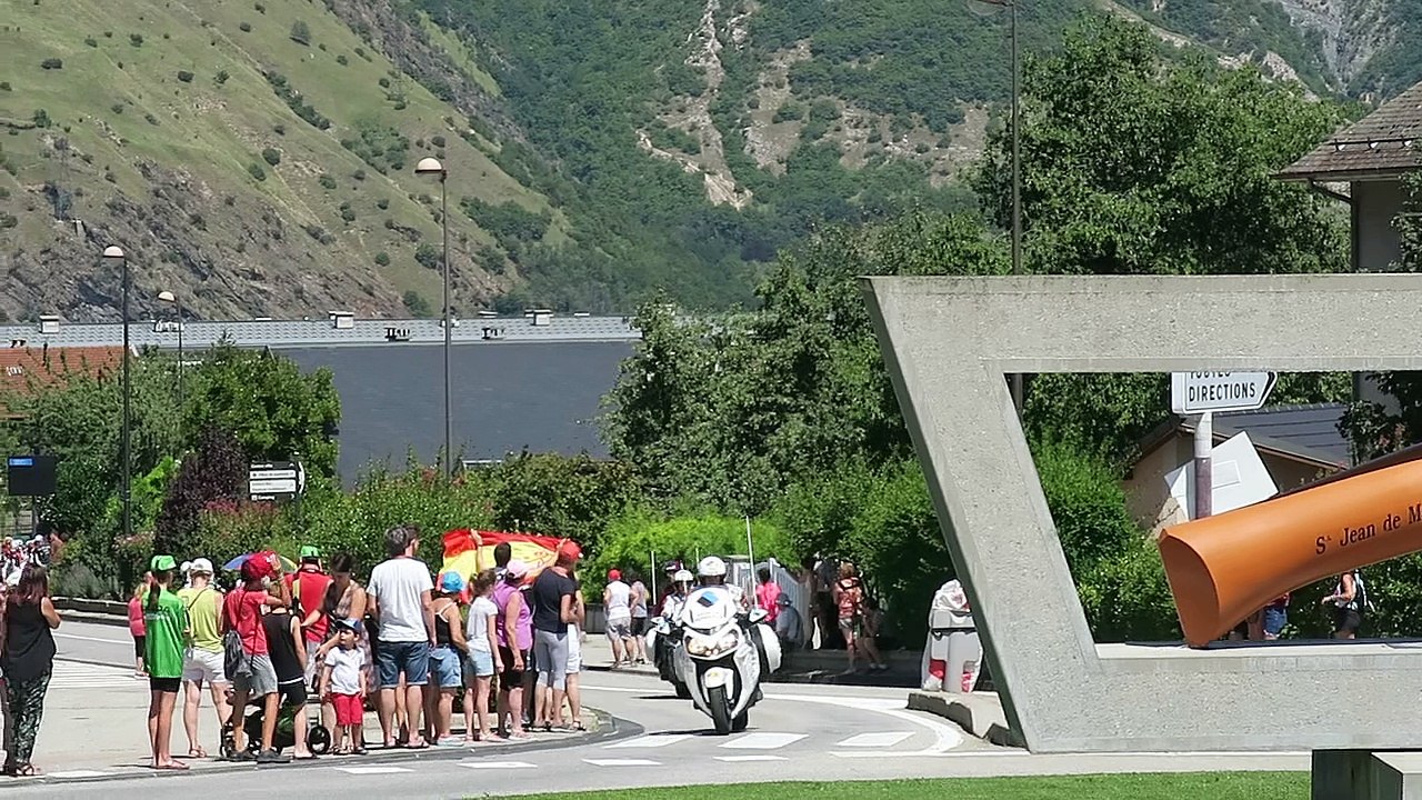 Le Tour à Saint-Jean-de-Maurienne : au rond-point Opinel, un peloton éclaté