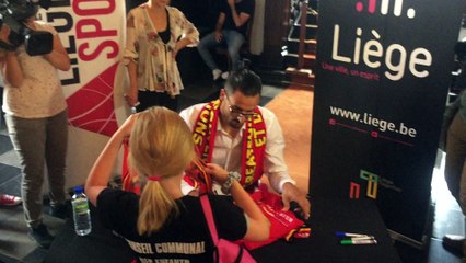 Séance de dédicace pour Nacer Chadli