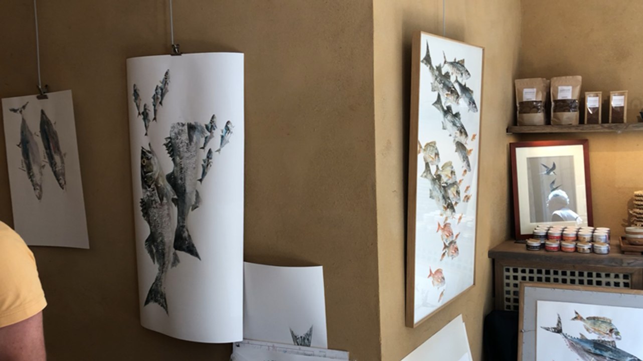 L’artiste du gyutaku peint avec et sur les poissons