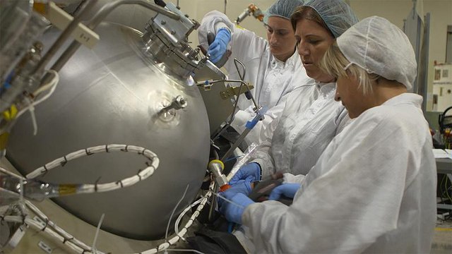 في مصنع آفيو الإيطالي، صواريخ خفيفة الوزن من ألياف الكربون