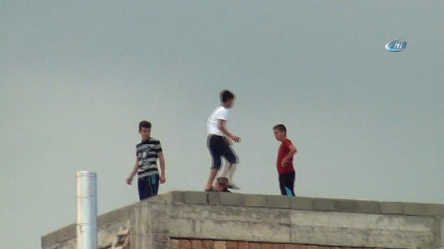 İnşaat halindeki binada çocukların tehlikeli oyunu