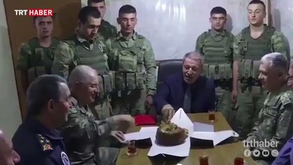 Hulusi Akar askerlere elleriyle kek ikram etti