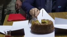 Milli Savunma Bakanı Akar, askerlere elleriyle kek ikram etti