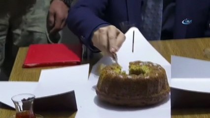 Milli Savunma Bakanı Akar, askerlere elleriyle kek ikram etti