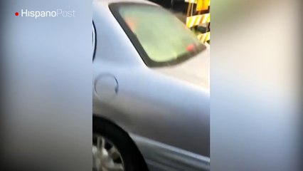 Este hombre pasó la borrachera chocando con un poste de luz