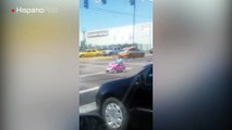 Una mujer decidió salir a pasear con el carro de juguete de su hija