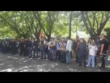 Manifestantes escracham a Globo na Justiça Federal, onde Lula depôs