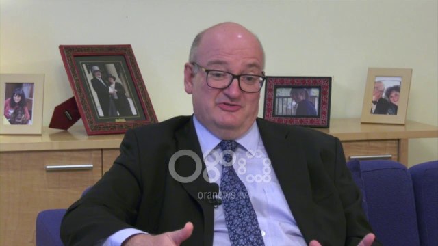 Ora News - Ambasadori britanik: Nuk ka shumë peshq të mëdhenj, por duhen goditur
