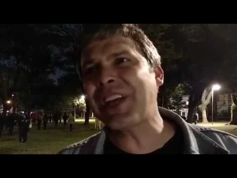 Lindbergh Farias em protesto em frente à casa de Temer