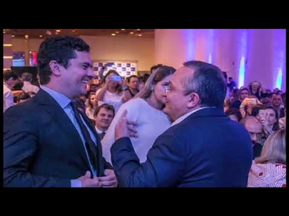 O casal Sergio e Rosângela Moro curtem a vida ao som de "Keep it Comin' Love"