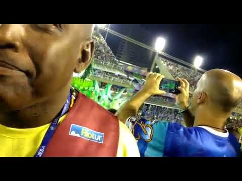 Na Sapucaí, seguranças da Liga das Escolas de Samba pedem para retirar faixa de Fora Temer