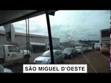 Ônibus de Lula é atacado por manifestantes de direita em SC