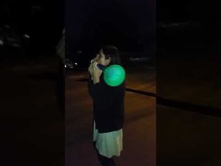 Membros do movimento República de Curitiba batem panelas no acampamento pró-Lula