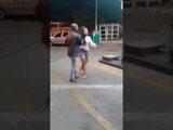 Mulheres brigam por gasolina em posto