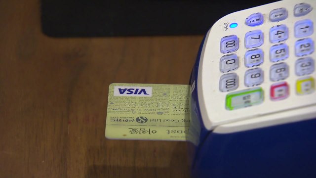 수수료 또 인하?...최저임금 불똥 카드사 울상 / YTN