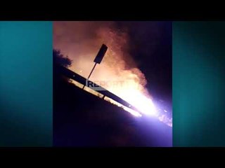 Report Tv - Zjarr masiv në pyll në Dhërmi, rrezikohen 2 objekte, zjarrfikësja luftë me flakët