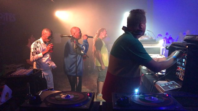 Le jour s’éteint sur le camping, mais les lumières du reggae s’éveillent sur le Dub camp