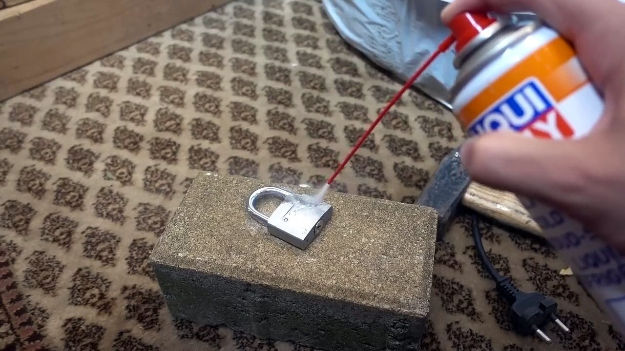 Experiment - kann man mit eisspray ein vorhÄnge schloss knacken?