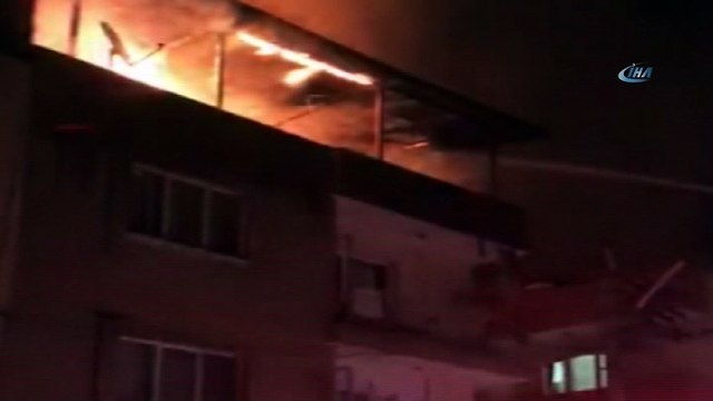 Apartmanın çatı katı alev alev yandı