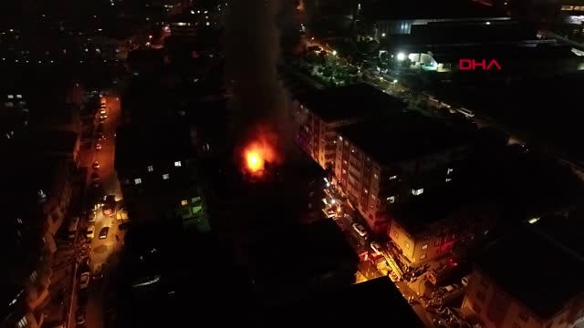 Kocaeli 6 Katlı Binanın Çatısı Alev Alev Yandı, 2 Kişi Dumandan Etkilendi