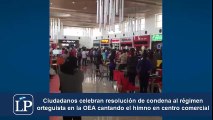 Ciudadanos que se encontraban en el Food Court de un centro comercial  de Managua celebraron la resolución que condena al régimen de Daniel Ortega de una manera