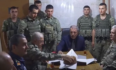 Akar'dan güldüren karakol ziyareti: "Ankara'dan kek geldi, tabağınız yok mu?"