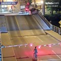 Une cycliste se fait avaler par un pont-levant