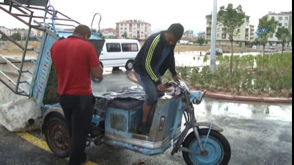 Suda Mahsur Kalan Minibüse İlginç Kurtarma