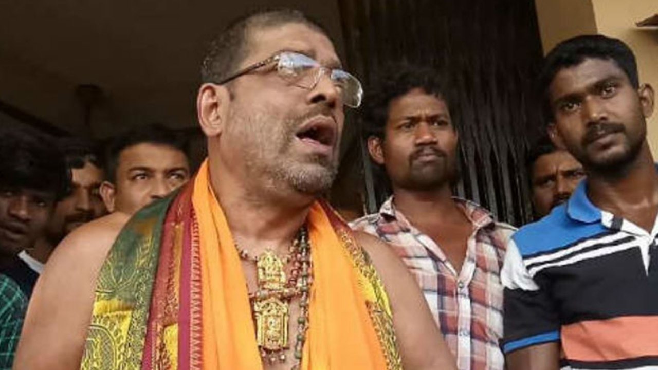 Shiroor Mutt seer ಲಕ್ಷ್ಮೀವರತೀರ್ಥ ಶ್ರೀಗಳಿಗೆ ಆಭರಣಗಳು ಎಂದರೆ ಅಚ್ಚುಮೆಚ್ಚು  | Oneindia Kannada
