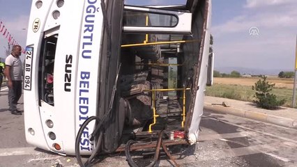 Özel Halk Otobüsü ile Otomobil Çarpıştı: 6 Yaralı