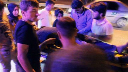 Bariyerlere çarpan otomobil hurdaya döndü: 2 yaralı