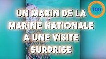 Un marin de la Marine nationale a une visite surprise