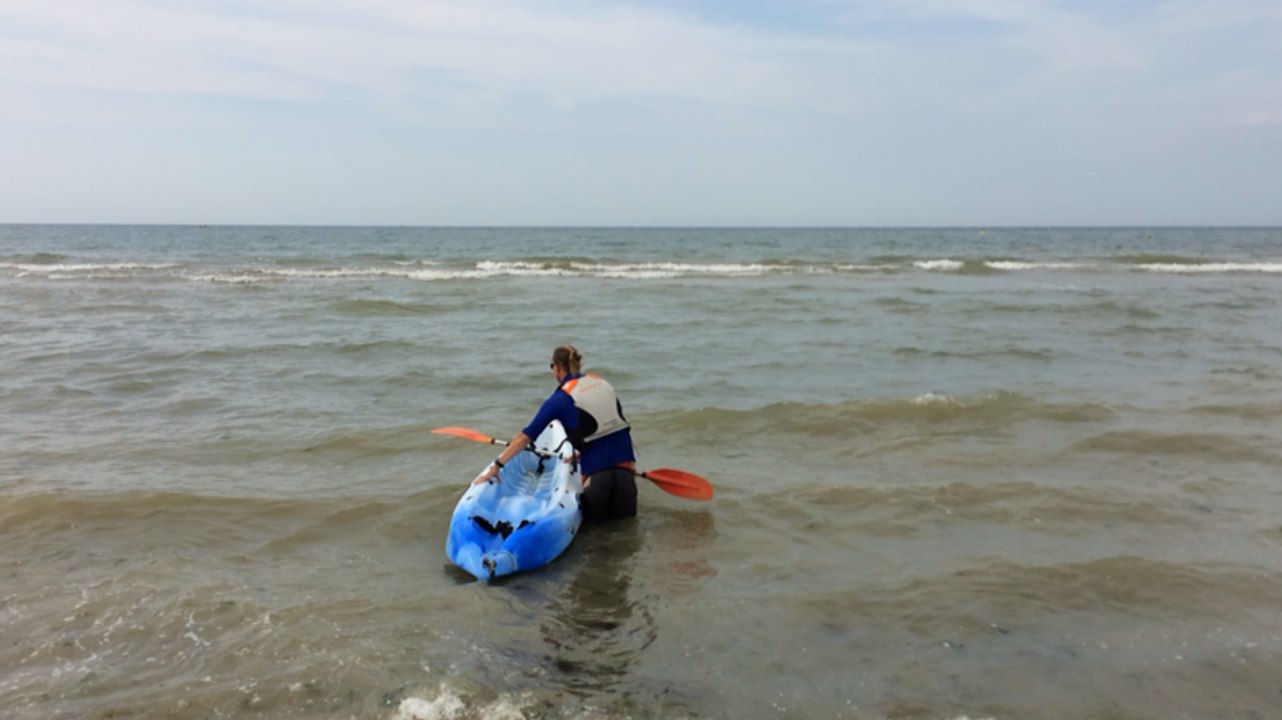 On a testé pour vous le kayak de mer à l’école de voile de Courseulles-sur-Mer.
