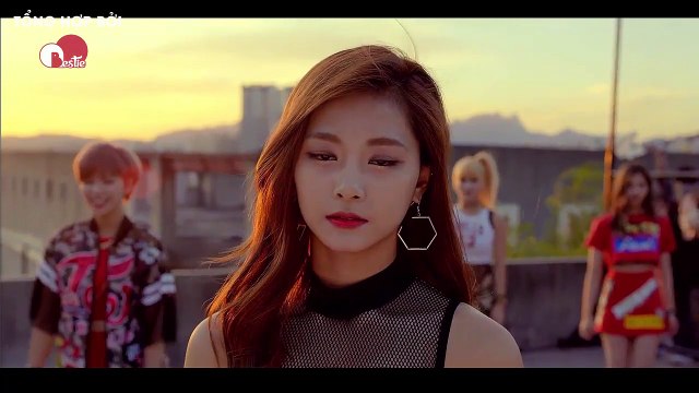 Ngược hẳn với các thánh “hack tuổi” những idol này bị xét là “già” dù vẫn còn năng động, tươi tắn