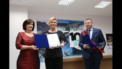 Ora News - Nderohet Presidentja kroate: Berati, thesar i çmuar