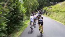 Un VTTiste saute au-dessus des coureurs du Tour de France