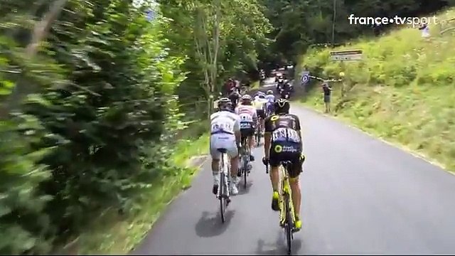 Un VTTiste saute au-dessus des coureurs du Tour de France
