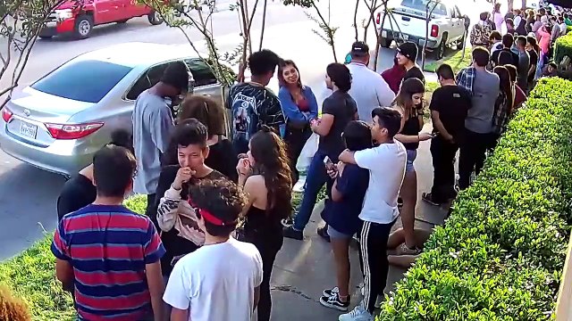 Il fait un malaise cardiaque dans une file d'attente et personne n'intervient