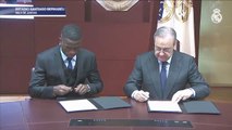 Vinicius firma su contrato con el Real Madrid